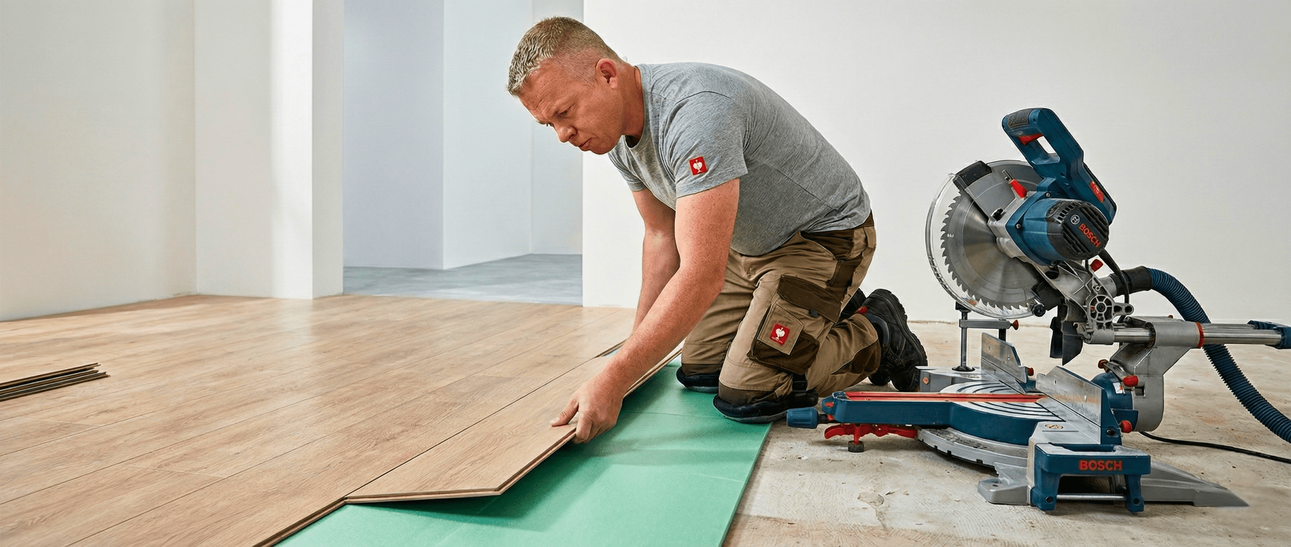 David FixHaus bei der professionellen Laminatboden-Montage in Mannheim – präzise Arbeit, Engelbert-Strauss-Arbeitskleidung, Bosch-Maschinen.